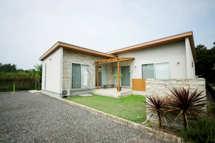 シンプルながらも存在感のある平屋住宅。